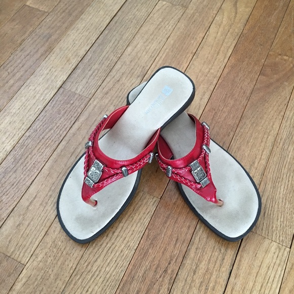 white mountain flip flops